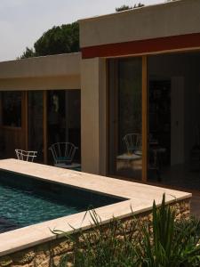 Maison Californienne avec piscine proche de la mer