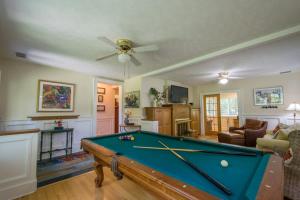 Historic 4BR Colonial with Pool Table and Fire Pit