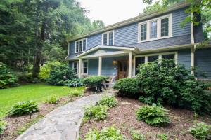 Historic 4BR Colonial with Pool Table and Fire Pit