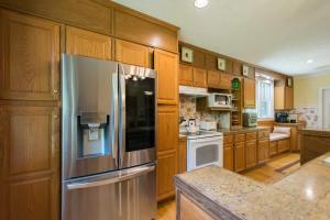 Historic 4BR Colonial with Pool Table and Fire Pit