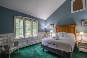 Historic 4BR Colonial with Pool Table and Fire Pit