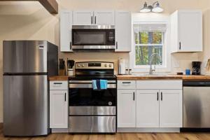 Accessible 1BR Cottage with Firepit Near Trails