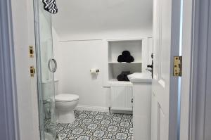 2 Bed cottage-Sleeps 4-Private Garden-Parking