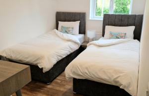 2 Bed cottage-Sleeps 4-Private Garden-Parking