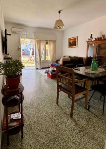 Casa-Apt de 2 Dormitorios Perfecta Ubicacion