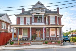 1 Mi to Dtwn Cumberland Historic Apt with Patio!