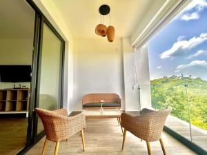 Peaceful 2BR 2BA in Bonita with Pool and Palm Tree Views