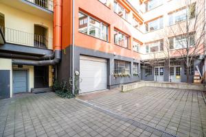 Bright and airy apartment in unique suburb