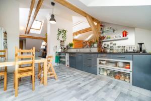 Bright and airy apartment in unique suburb