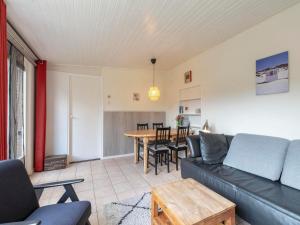 Bungalow in Sint Maartenszee near Beach