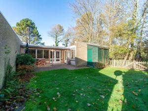 Bungalow in Sint Maartenszee near Beach