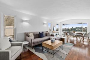 Spectacular Views and Tranquil Retreat in Los Feliz