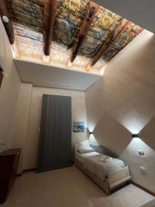 La cartolina di Napoli free parking for small cars only