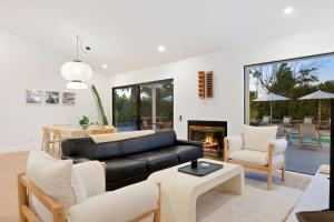 Fabulous New Modern 3BR Home with Pool and Spa