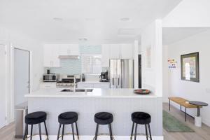 Vista Azul A Vibrant Modern 3BR Desert Retreat