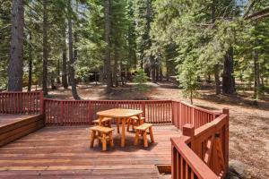 Serene Tahoe Donner Cabin mins to Lake, Ski, Golf