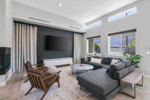 Stunning Brand New Home Modern Vibe, Pool and Spa