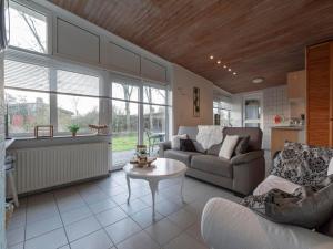 Spacious bungalow with lawn