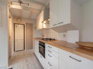 Bungalow in Sint Maartenszee near Beach