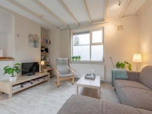 Bungalow in Sint Maartenszee near Beach