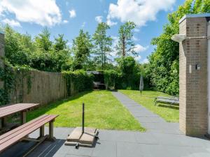 Bungalow in Sint Maartenszee near Beach