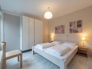 Bungalow in Sint Maartenszee near Beach