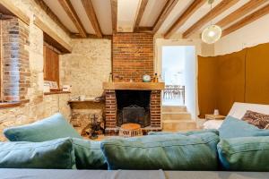 Maisons de vacances Charming farmhouse with views and fireplace-1 hr40 min from Paris : Maison 4 Chambres