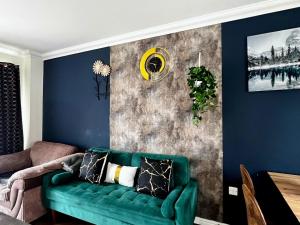 Spacious 4BR House Canterbury with Free Parking - Sleeps 8