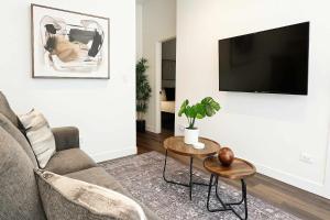 Stylish 4BR Stay-Prime Location - State rep