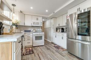 8 Mi to Henry Ford Museum Westland Family Home