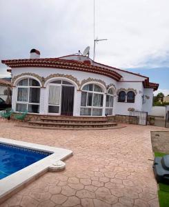 CASA CON PISCINA y BARBACOA