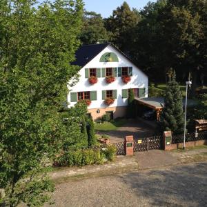 Premium Gruppenunterkunft fuer bis zu 25 Gaeste im Garten mit Badefass