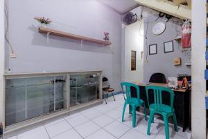 RedDoorz near Esa Unggul University Jakarta Campus