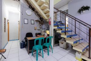 RedDoorz near Esa Unggul University Jakarta Campus