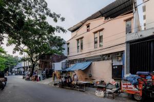 RedDoorz near Esa Unggul University Jakarta Campus