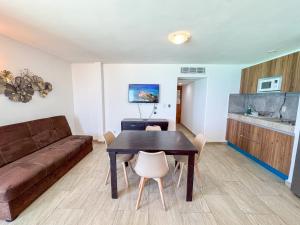 Oceanfront wbalcony, pool & beach access