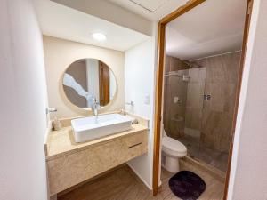 Oceanfront wbalcony, pool & beach access