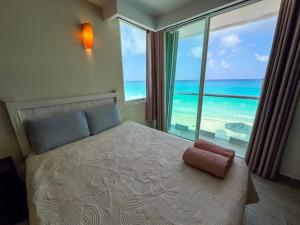 Oceanfront wbalcony, pool & beach access