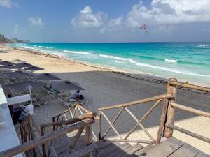 Oceanfront wbalcony, pool & beach access