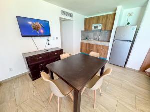 Oceanfront wbalcony, pool & beach access