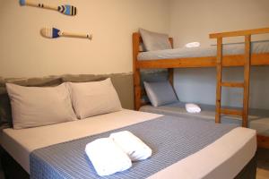 2 Quartos com Varanda sendo 1 Suíte, Cozinha completa, Vista Mar - Condomínio Frente Mar, Lazer completo com Piscina coberta e aquecida, Estacionamento, Portaria 24h - Apto indicado para Grupos, Famílias e Hóspedes a Trabalho, Praia da Guilhermin