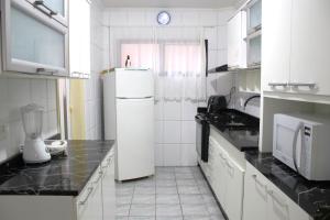 2 Quartos com Varanda sendo 1 Suíte, Cozinha completa, Vista Mar - Condomínio Frente Mar, Lazer completo com Piscina coberta e aquecida, Estacionamento, Portaria 24h - Apto indicado para Grupos, Famílias e Hóspedes a Trabalho, Praia da Guilhermin