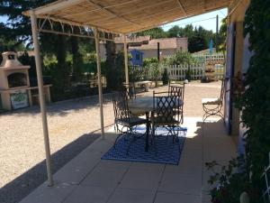 Maisons de vacances Holiday Home in Piolenc near Roman Orange, cleaning included : Maison de Vacances 2 Chambres