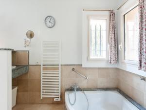 Maisons de vacances Holiday Home in France with Private Pool, cleaning included : photos des chambres
