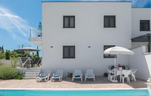 Cozy Apartment In Umag With Wifi