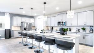 8915THC Solara Family Private Pool Theater & Frozen-Themed Bedroom