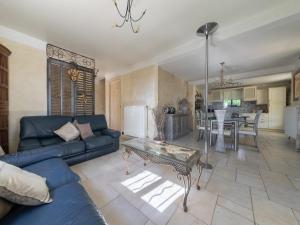 Lavish Villa in Carpentras with Private Pool, cleaning included