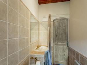 Maisons de vacances Chateau in Lorgues with Pool & Vineyard Views, cleaning included : photos des chambres