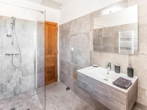 Maisons de vacances Holiday Home in Vaison la Romaine with Pool, cleaning included : photos des chambres