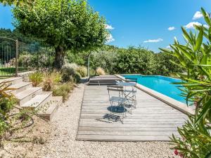 Maisons de vacances Holiday Home in Vaison la Romaine with Pool, cleaning included : photos des chambres